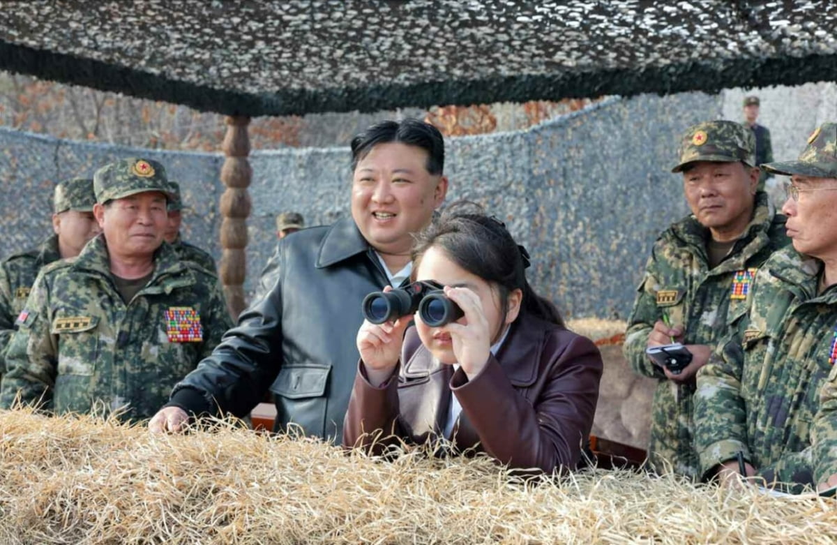  북한 노동당 기관지 노동신문은 16일 김 총비서가 지난 15일 항공륙전병부대들(우리의 공수부대)의 훈련진행 계획에 대한 보고를 받고 훈련을 지도했다고 보도했다. 김 총비서의 딸 주애도 훈련을 함께 참관했다. /사진=뉴스1