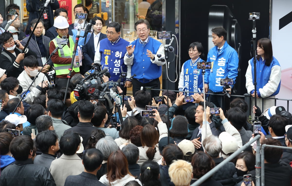 이재명 더불어민주당 대표가 25일 경남 창원시 성산구 반송시장에서 시민들에게 지지를 호소하고 있다. / 사진=뉴스1