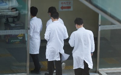 정부 '전공의 처벌 유예' 거부한 의대 교수들…"진료 축소 강행"