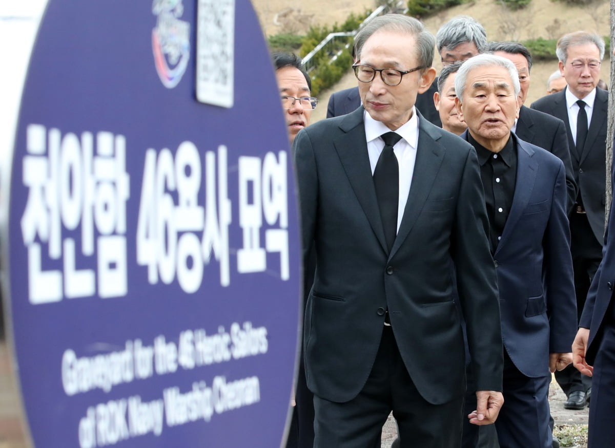 이명박 전 대통령이 25일 오전 대전 유성구 국립대전현충원 천안함 46용사 묘역에 참배한 뒤 이동하고 있다. / 사진=뉴스1