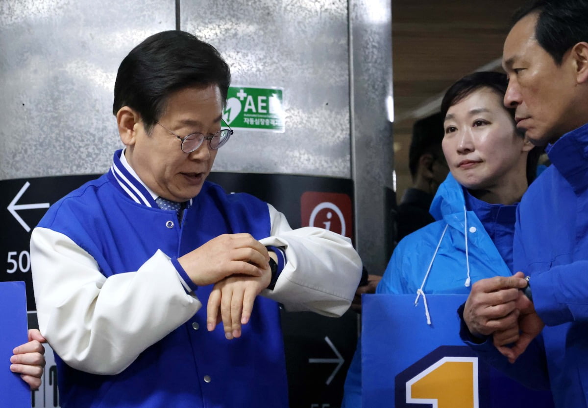  이재명 더불어민주당 대표가 26일 서울 서대문구 지하철 아현역에서 출근길 시민들에게 지지를 호소하던 중 시간을 확인하고 있다. 사진=뉴스1
