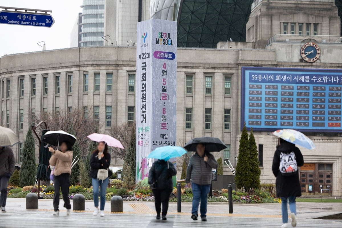  제22대 국회의원선거를 보름 앞둔 26일 서울 중구 서울광장에 선거 홍보물이 설치돼 있다. / 사진=뉴스1