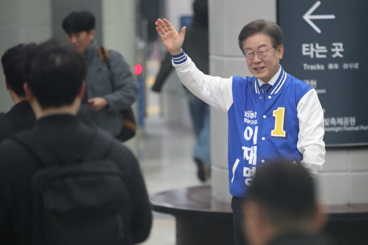 제22대 총선 인천 계양을에 출마하는 이재명 더불어민주당 대표가 공식 선거운동이 시작된 28일 오전 인천 계양구 계양역에서 시민들을 향해 인사하고 있다. / 사진=뉴스1