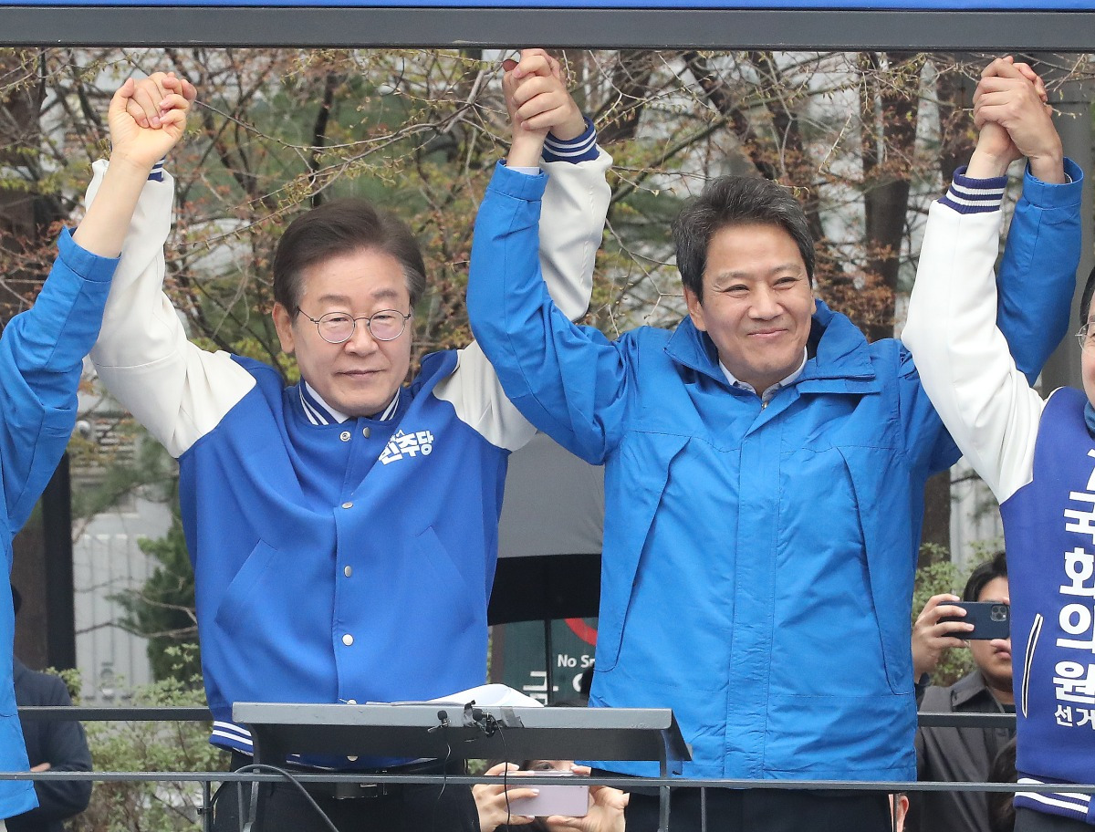 이재명 더불어민주당 대표와 임종석 전 대통령실 비서실장이 공식 선거운동이 시작된 28일 오전 서울 성동구 왕십리역 광장에서 전현희 더불어민주당 서울 중구성동갑 후보와 박성중 서울 중구성동을 후보의 지지를 호소하고 있다.  /사진=뉴스1