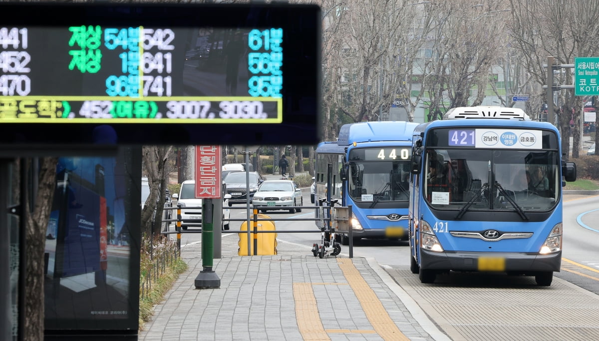 28일 오후 서울 서초구 양재역 인근 버스중앙차로로 들어오는 서울 시내버스. 사진=뉴스1