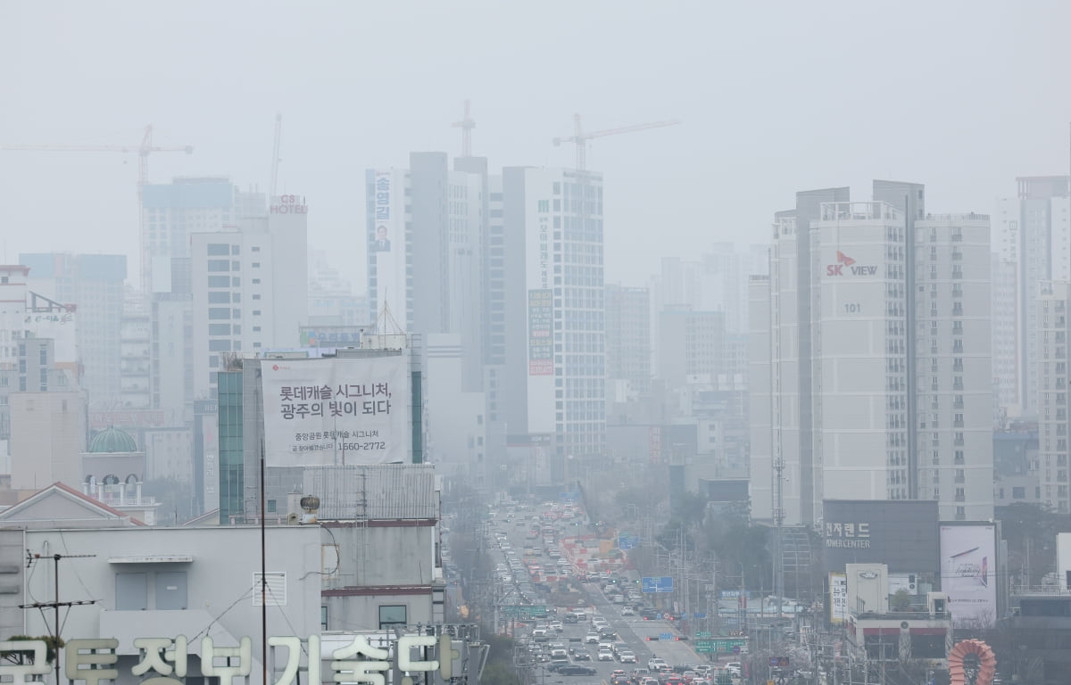 중국발 황사의 영향을 받아 미세먼지의 농도는 '나쁨' 수준을 보인 지난 29일 광주 서구 하늘위로 희뿌연 먼지가 가득하다. 사진=뉴스1