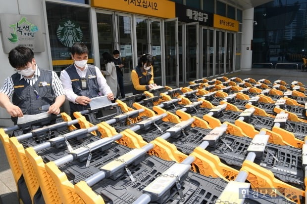 서울의 한 이마트 입구에서 직원들이 쇼핑 카트를 정리하고 있다. 기사 내용과 직접적 관련 없음 /사진=한경 DB