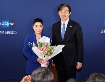 '금배지' 단 조국혁신당 리아 "박근혜 만세, 철학 없던 시절"