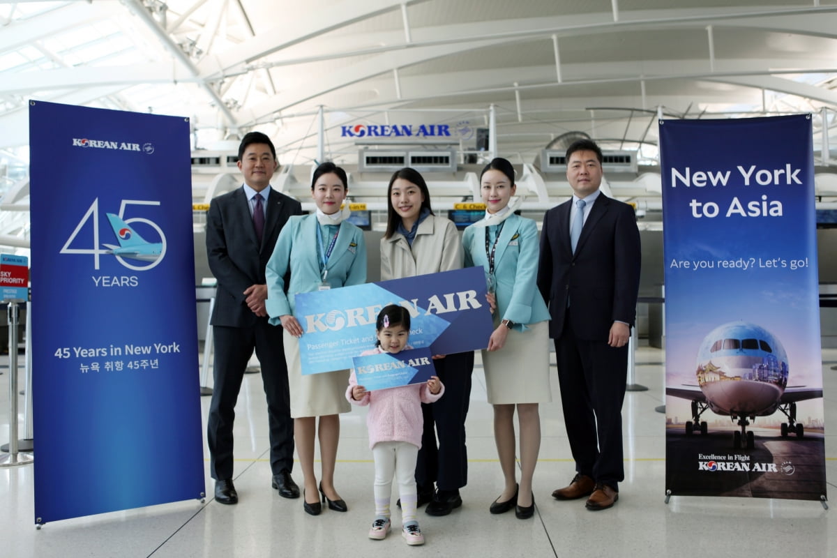 항공권 당첨자 김지현씨(가운데)와 대한항공 관계자들이 기념사진을 촬영하는 모습./사진=대한항공