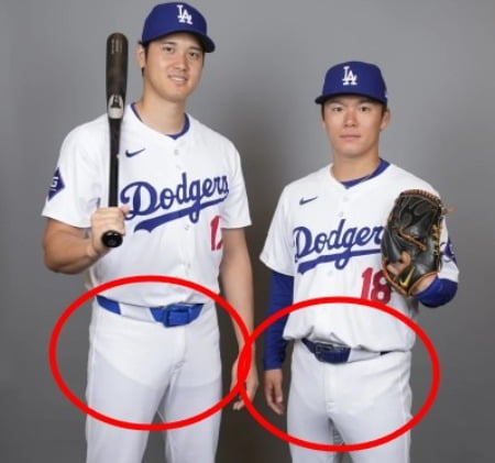 로스앤젤레스 다저스의 지명타자 오타니 쇼헤이(왼쪽)와 선발 투수 야마모토 요시노부가 2024년 2월 21일 수요일 피닉스에서 열린 스프링캠프 야구 포토데이에서 사진을 위해 포즈를 취하고 있다. / 사진=AP