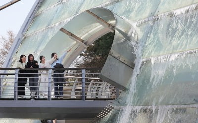 [포토] 본격 가동 시작한 아쿠아아트 육교 '워터스크린'