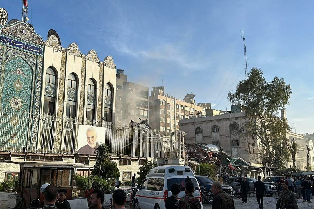 1일(현지시간) 이스라엘에 공습당한 시리아 다마스커스 이란 대사관부지 현장에 구급대원과 보안요원들이 모여 있다. 이란혁명수비대(IRGC)는 이번 공격으로 특수부대 '쿠드스' 사령관 모하메드 레자 자헤디 등 대원 7명이 사망했다고 밝혔다. /AFP