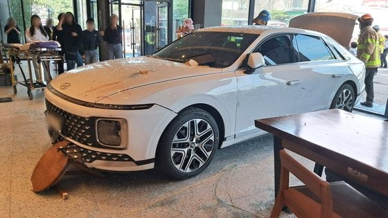 용인 보정동 스타벅스에 차량 돌진 '아수라장'…8명 부상