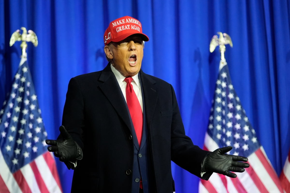 자신의 선거 캐치프레이즈 '미국을 다시 위대하게(MAGA)'가 적혀있는 모자를 쓴 도널드 트럼프 전 미국 대통령이 지난 2월 미시간주에서 선거 유세를 하고 있다. /AP
