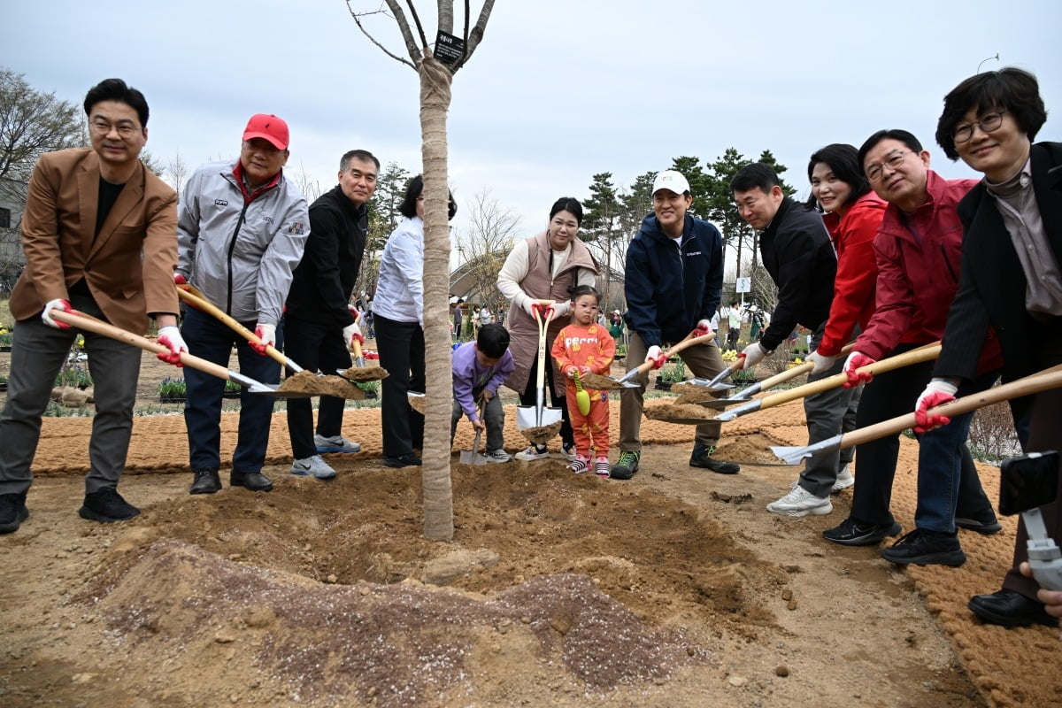 오세훈 서울시장(가운데)이 3일 오후 강동구 암사역사공원 인근 정원에서 시민들과 함께 나무를 식재하고 있다. / 사진=서울시