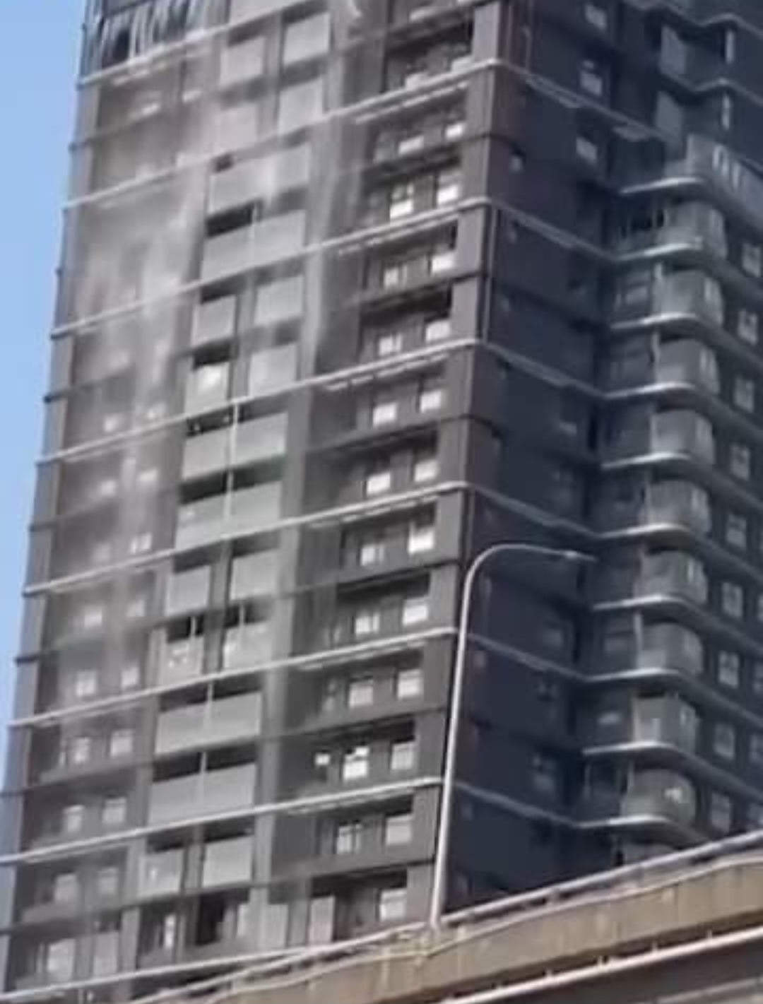 신베이시 신좡구의 한 고급 호텔 건물에서 물이 쏟아지는 모습. /사진=페이스북 캡처