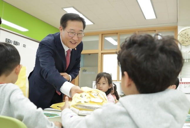 지난3일 서울양명초등학교 늘봄학교에서 일일교사로 수업에 나선 박성재 법무부 장관.  /법무부 제공