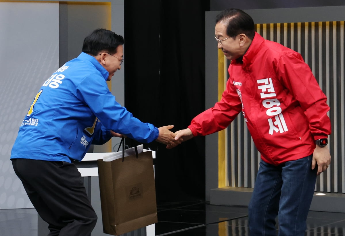 권영세 국민의힘 용산구 후보(오른쪽)과 강태웅 더불어민주당 후보가 1일 서울 서초구 아리랑TV에서 열린 제22대 국회의원선거 방송토론회에서 인사를 하고 있다. 뉴스1