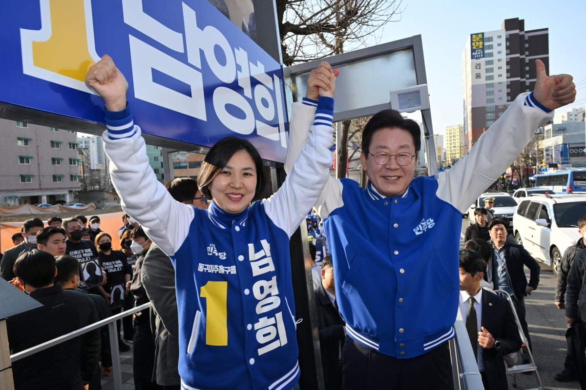  이재명 더불어민주당 대표가 지난 1일 인천 미추홀구 용현시장 앞에서 민주당 미추홀구·동구 을 남영희 후보 지원유세를 하고 있다. 연합뉴스