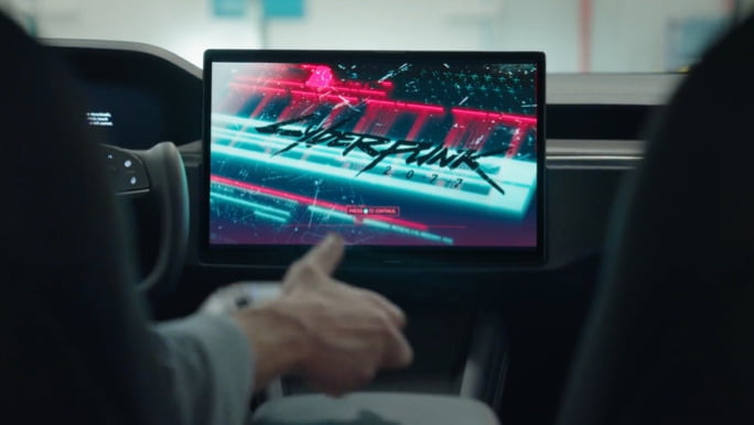 테슬라가 2022년 공개한 차량 내 게임 구동 예시 오픈월드 기반 액션 게임인 '사이버펑크 2077'이 화면에 표시돼 있다.  /테슬라 X 페이지 캡처