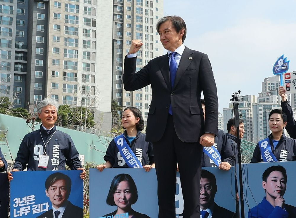 온라인카지노 온라인카지노혁신당 대표가 4일 서울 용산구 효창공원역 인근에서 열린 '검찰독재 조기종식, 서울시민과 함께' 행사에서 인사하고 있다.  /연합뉴스