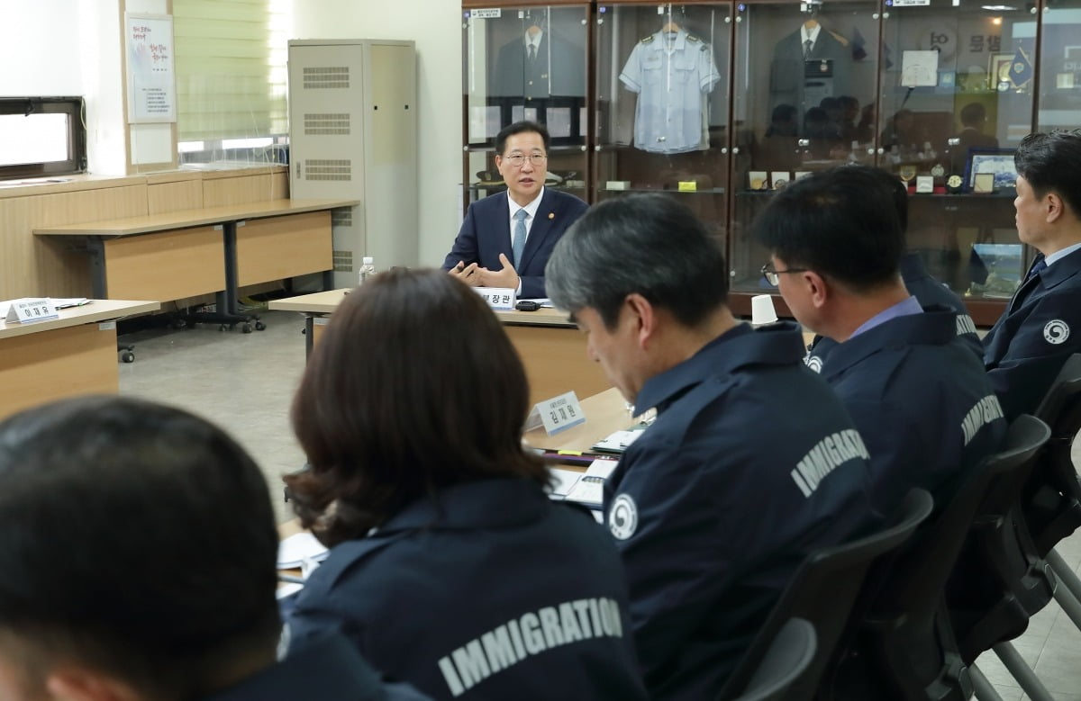 4일 박성재 법무부장관이 서울출입국·외국인청에 방문해 직원들과 대화를 나누고 있다. 법무부 제공