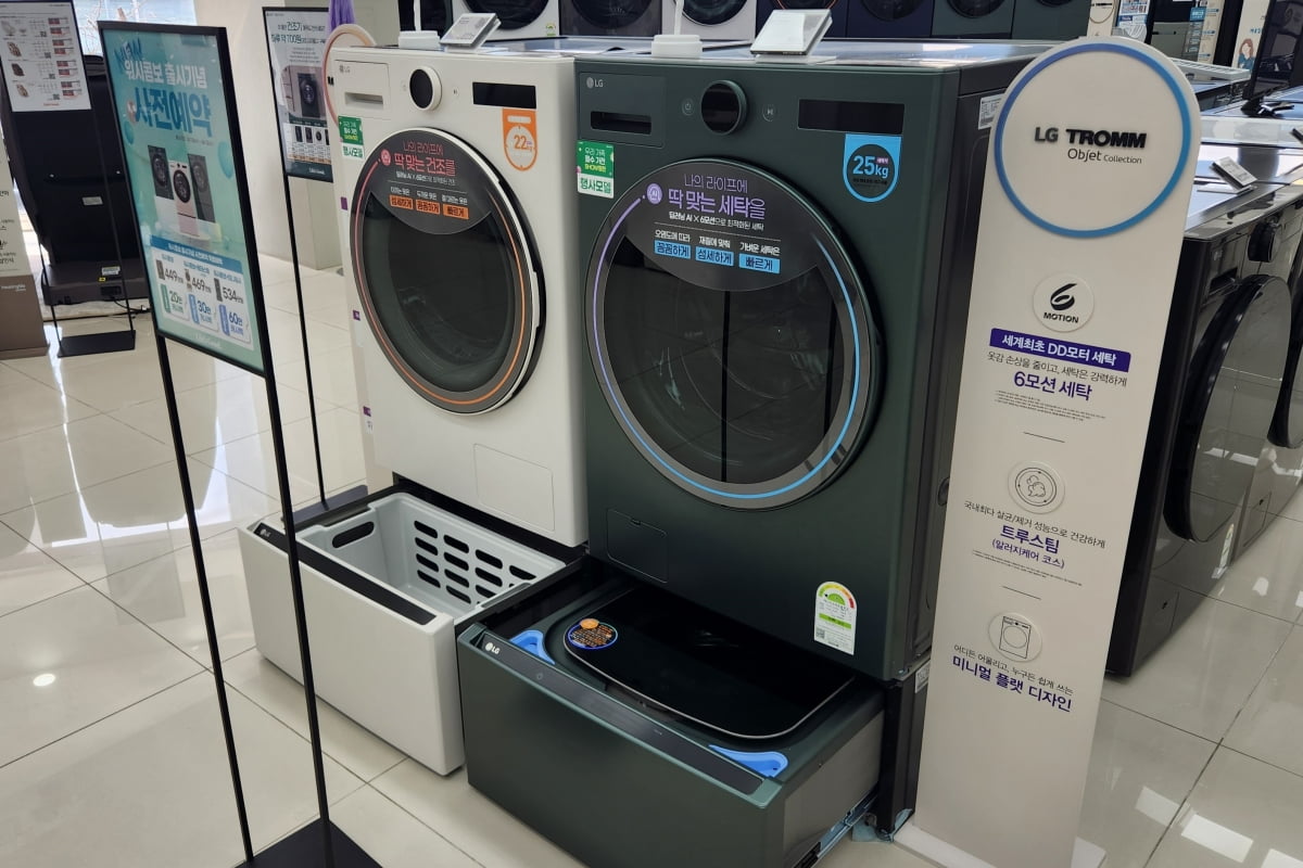 지난 4일 서울의 한 매장에서는 LG전자 일체형 세탁건조기 'LG 트롬 오브제컬렉션 워시콤보'가 진열돼 있지 않아 해당 모델과 유사한 생김새의 다른 제품(사진)으로 안내를 대신했다. 사진=김대영 기자