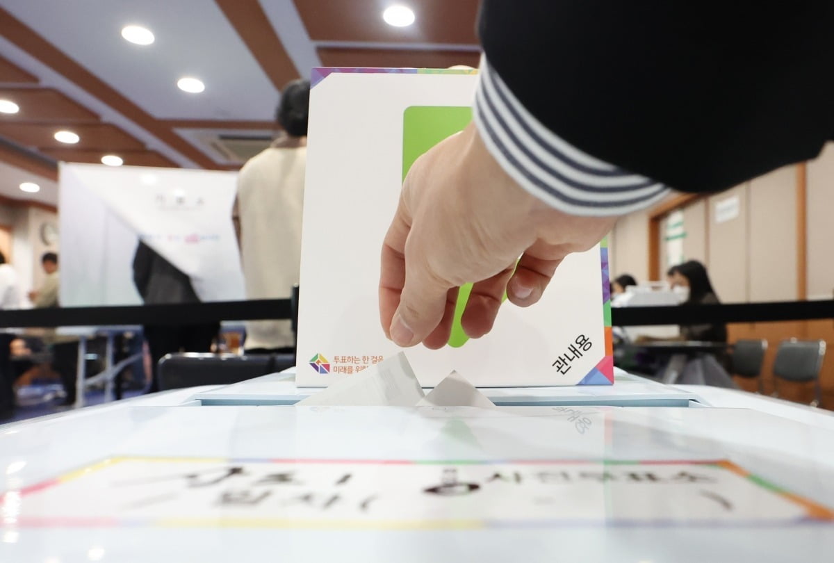 지난 5일 오전 서울 동작구 상도1동주민센터에서 유권자가 투표함에 용지를 넣고 있다. 연합뉴스