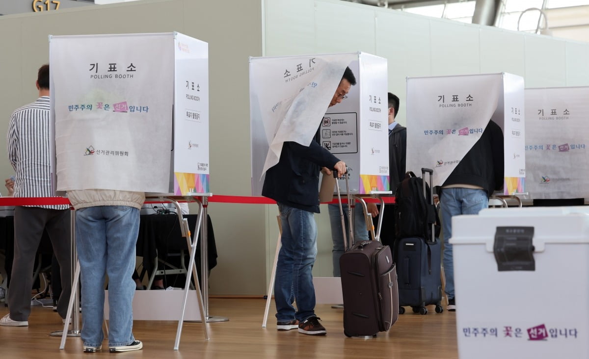 제22대 총선 사전투표 첫날인 5일 인천국제공항 사전투표소에서 유권자들이 투표하고 있다./최혁 기자