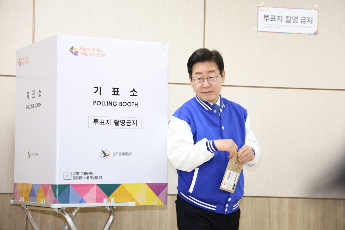 이재명 더불어민주당 대표가 5일 대전평생교육진흥원 사전투표소에서 투표를 하고 있다./뉴스1