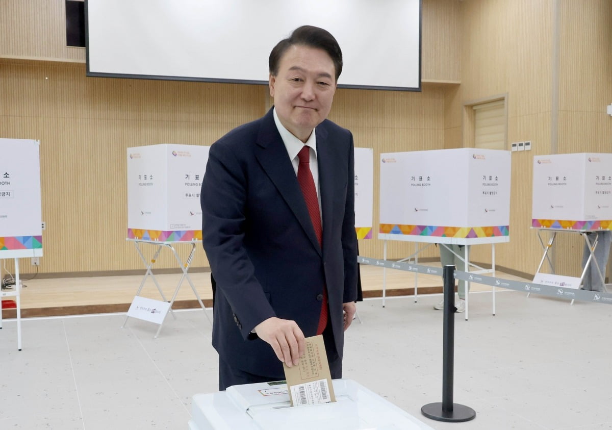 윤석열 대통령이 5일 부산 명지1동 사전투표소에서 투표를 하고있다./김범준 기자