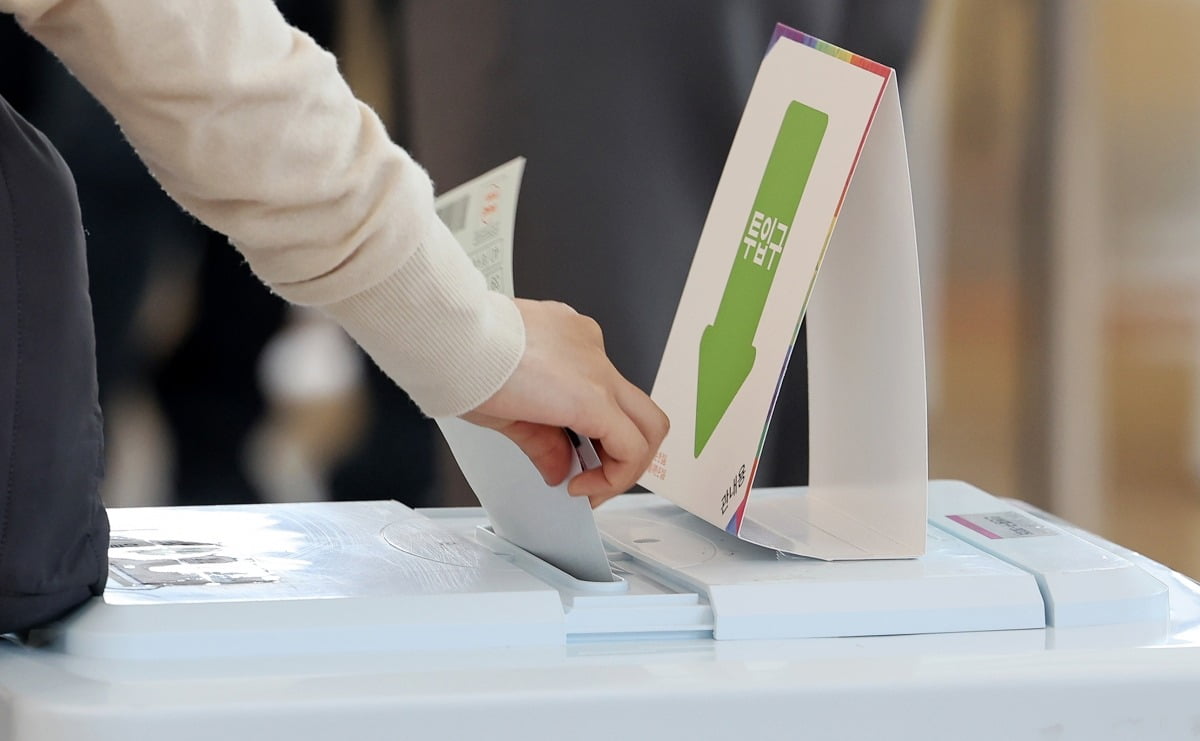 제22대 총선 사전투표일인 5일 인천국제공항 사전투표소에서 한 유권자가 투표 하고 있다./최혁 기자