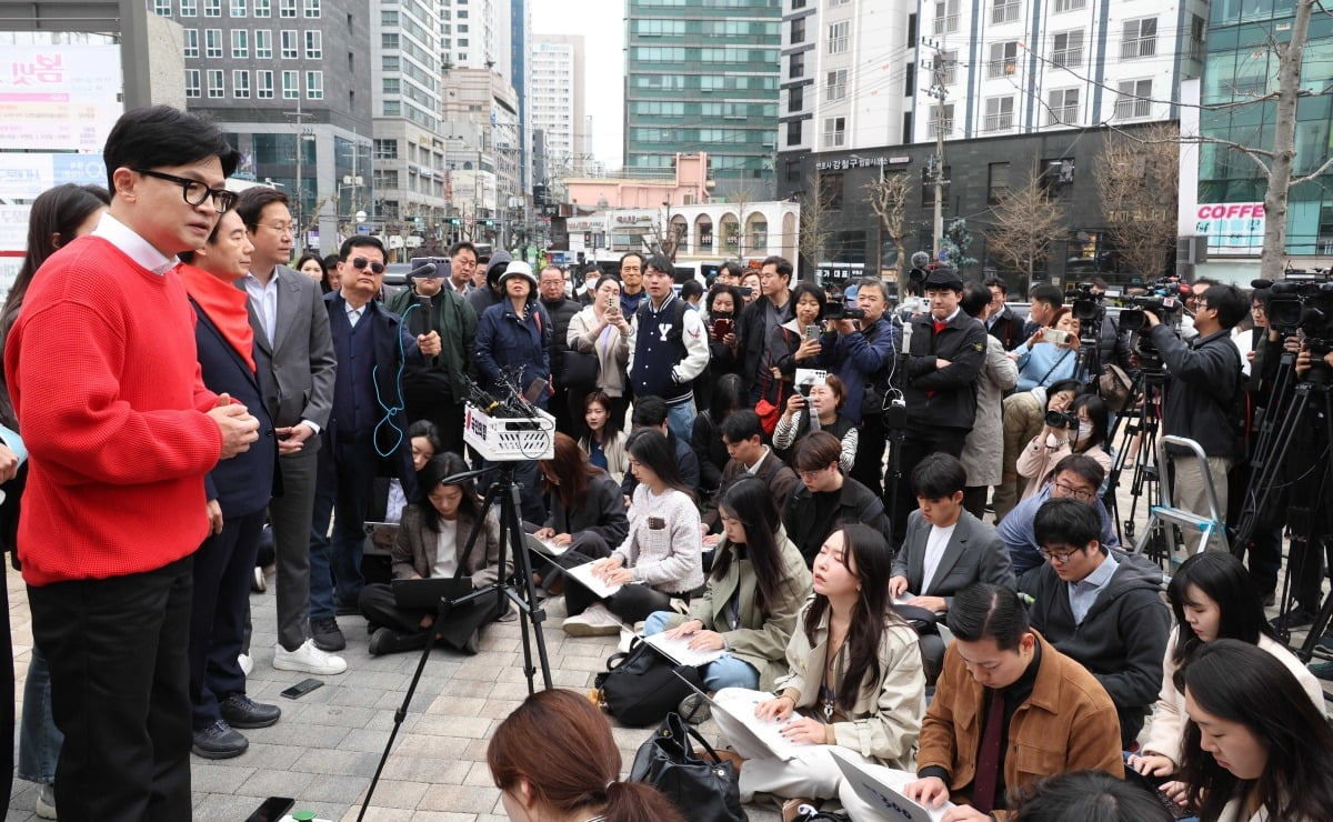 한동훈 국민의힘 비상대책위원장이 5일 서울 서대문구 신촌동 사전투표소에서 투표를 마친 후 기자회견을 하고 있다./최혁 기자