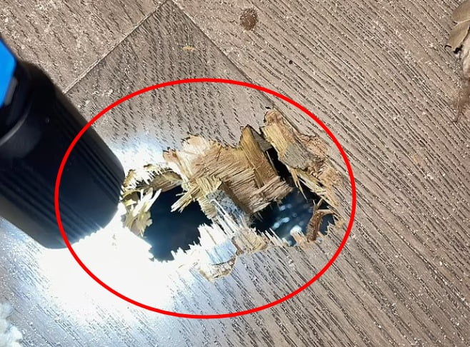 지난달 8일 미국 플로리다주에 거주하는 알레한드로 오테로의 집 바닥이 우주정거장에서 버려진 금속 조각에 맞아 구멍이 나 있다. 사진=데일리메일