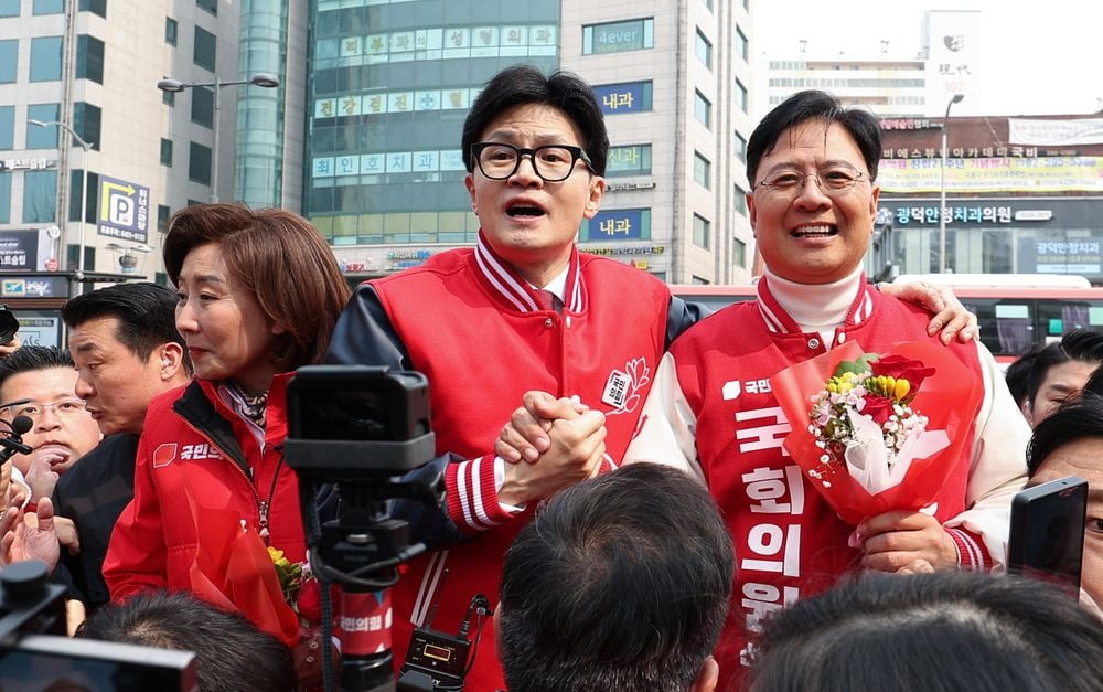 왼쪽부터 장진영 국민의힘 동작갑 후보와 한동훈 국민의힘 비상대책위원장 겸 총괄선거대책위원장, 나경원 국민의힘 동작을 후보가 지난 19일 서울 동작구 남성사계시장에서 지지를 호소하고 있다. 사진=뉴스1