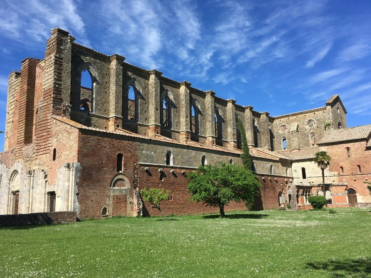 산 갈가노 수도원(Abbazia di San Galgano)  / 출처: unsplash