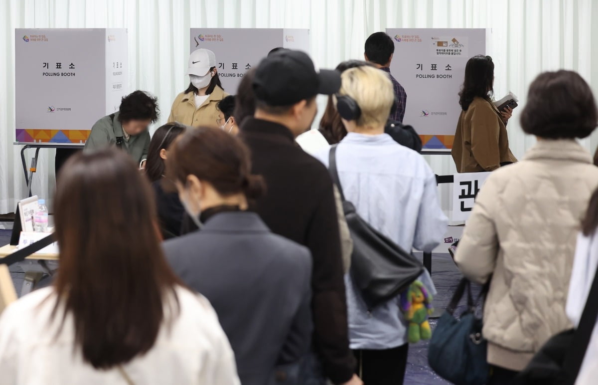 제22대 국회의원 총선거 사전투표 마지막 날인 6일 서울 송파구 잠실2동주민센터에 마련된 사전투표소에서 유권자들이 투표를 하기 위해 기다리고 있다.  /뉴스1