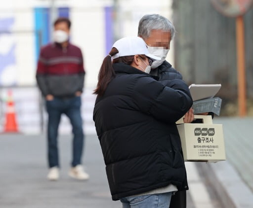 지상파3사 출구조사원들이 유권자들을 대상으로 조사를 하고 있다. 연합뉴스 