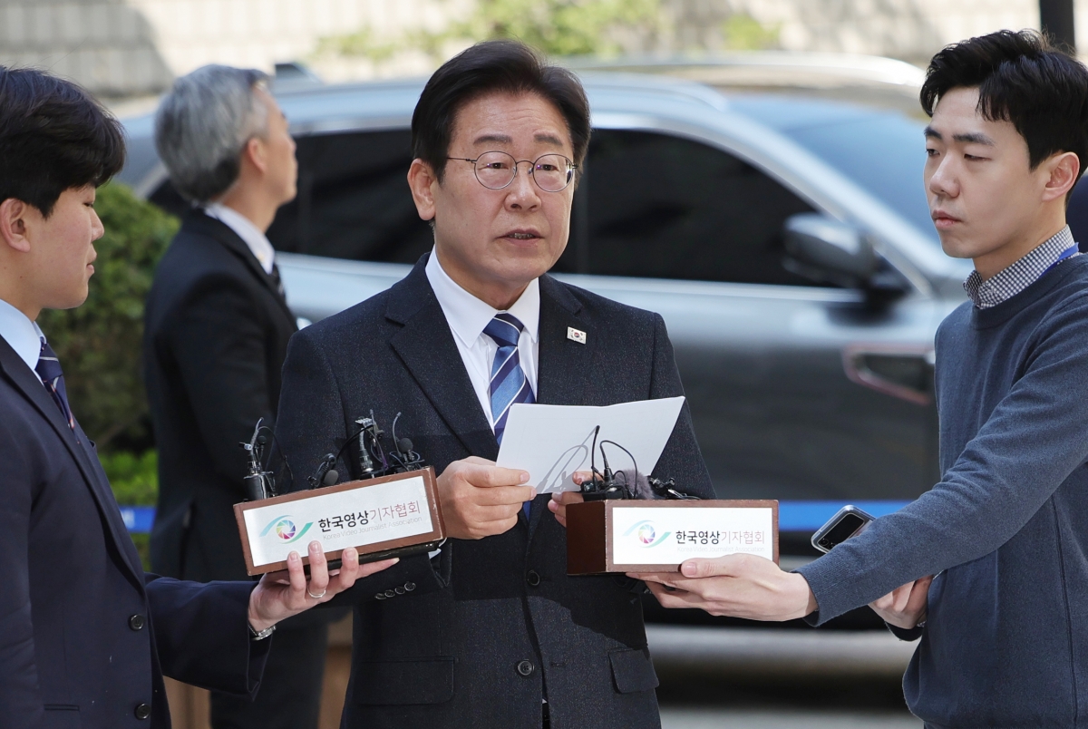 [포토] 이재명 대표, 총선 전날 재판출석···"꼭 투표해 과반 의석을 반드시 막아달라"