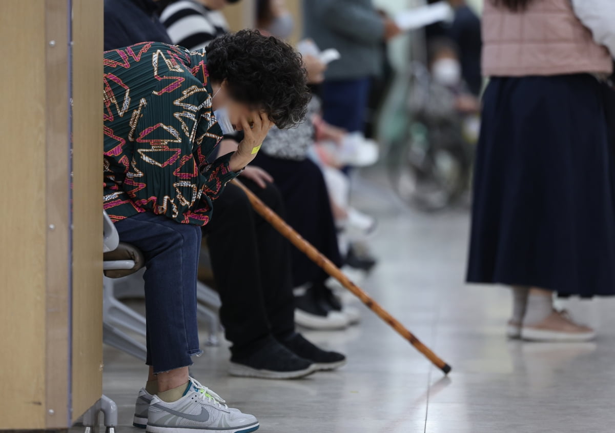 의대 증원 정책에 반발하는 전공의들의 집단행동 50일째인 9일 대구 한 대학병원에서 환자가 진료를 기다리며 앉아 있다. 연합카지노 승률