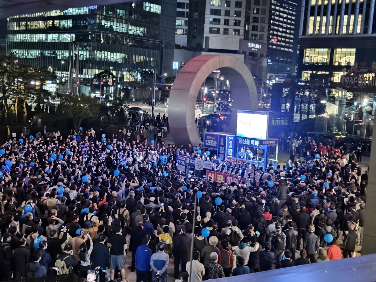 9일 서울 용산구 용산역 광장에서 열린 더불어민주당의 총력 유세 현장에 많은 시민이 모여 있다. /사진=이슬기 기자