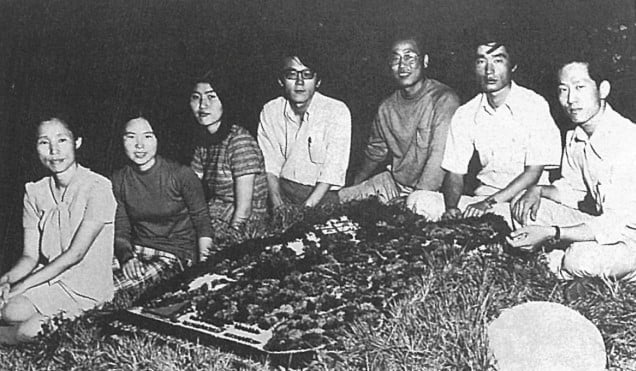 정영선 조경가가 1974년 `경주 불국사` 성역화 프로젝트 팀과 마스터 플랜 모형 앞에서 찍은 사진. /<환경과조경 alt=