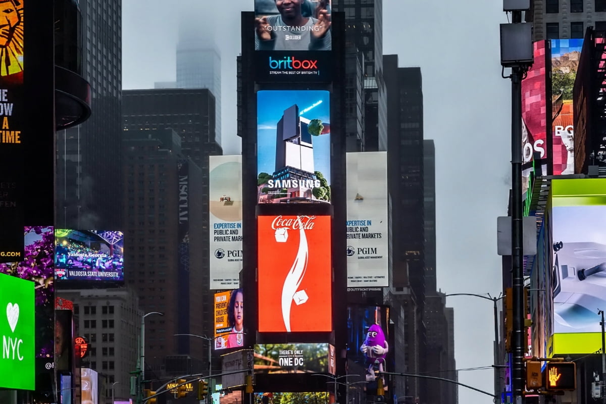 뉴욕 타임스스퀘어 옥외광고에 올라 있는 삼성전자 비스포크 AI