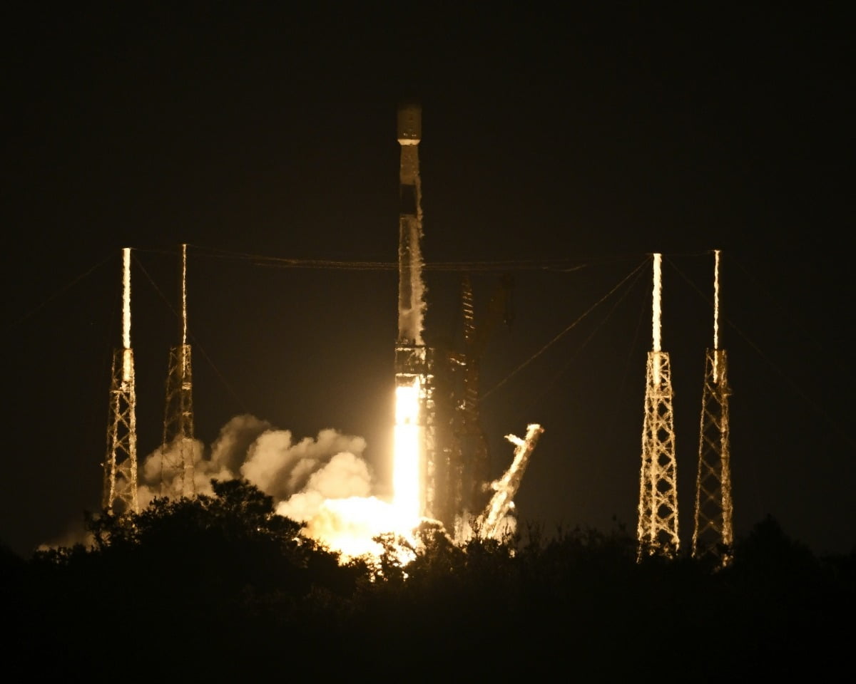 스페이스X가 지난해 10월 미국 플로리다주 케이프 커내버럴 우주군 기지의 발사 단지에서 스타링크 위성 22기를 발사하고 있다. 한경DB