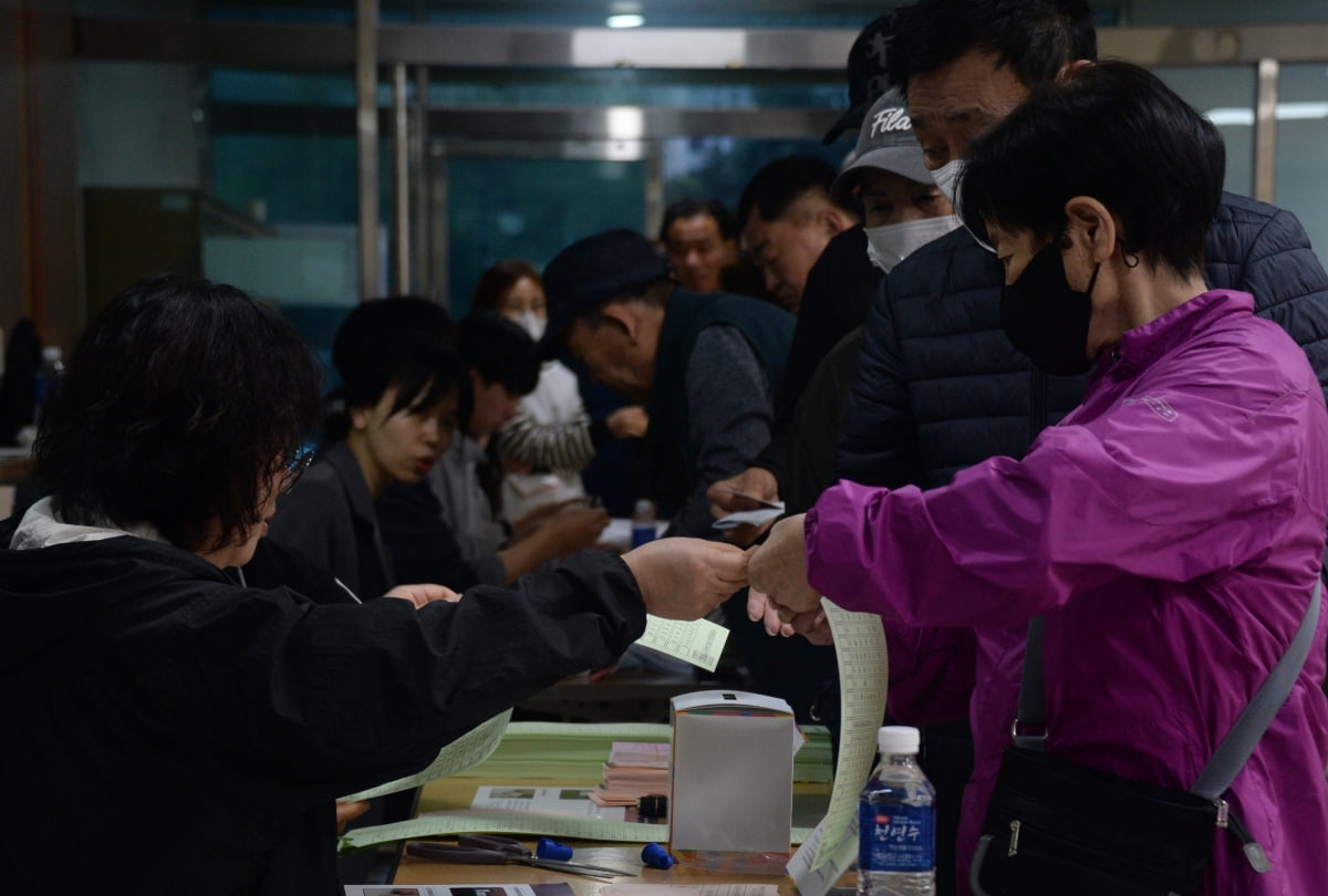 제22대 국회의원 선거일인 10일 전북자치도 전주시 전주남중학교에 마련된 평화1동 제2투표소에서 유권자들이 투표를 하기 위해 줄지어 서 있다. /사진=뉴스1
