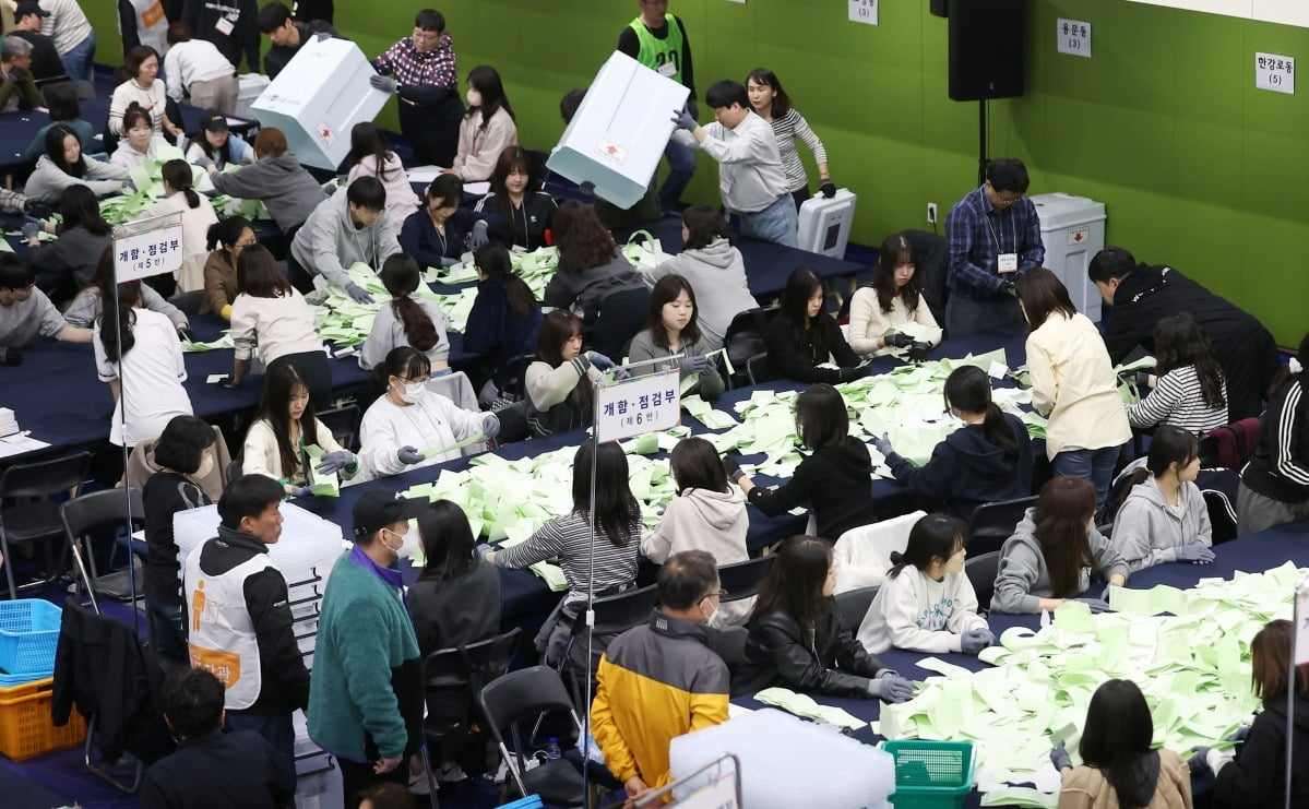 제22대 국회의원 선거 투표가 종료된 10일 오후 서울 용산구 신광여고에 마련된 개표소에서 개표사무원들이 투표지 분류 작업을 하고 있다. 뉴스1