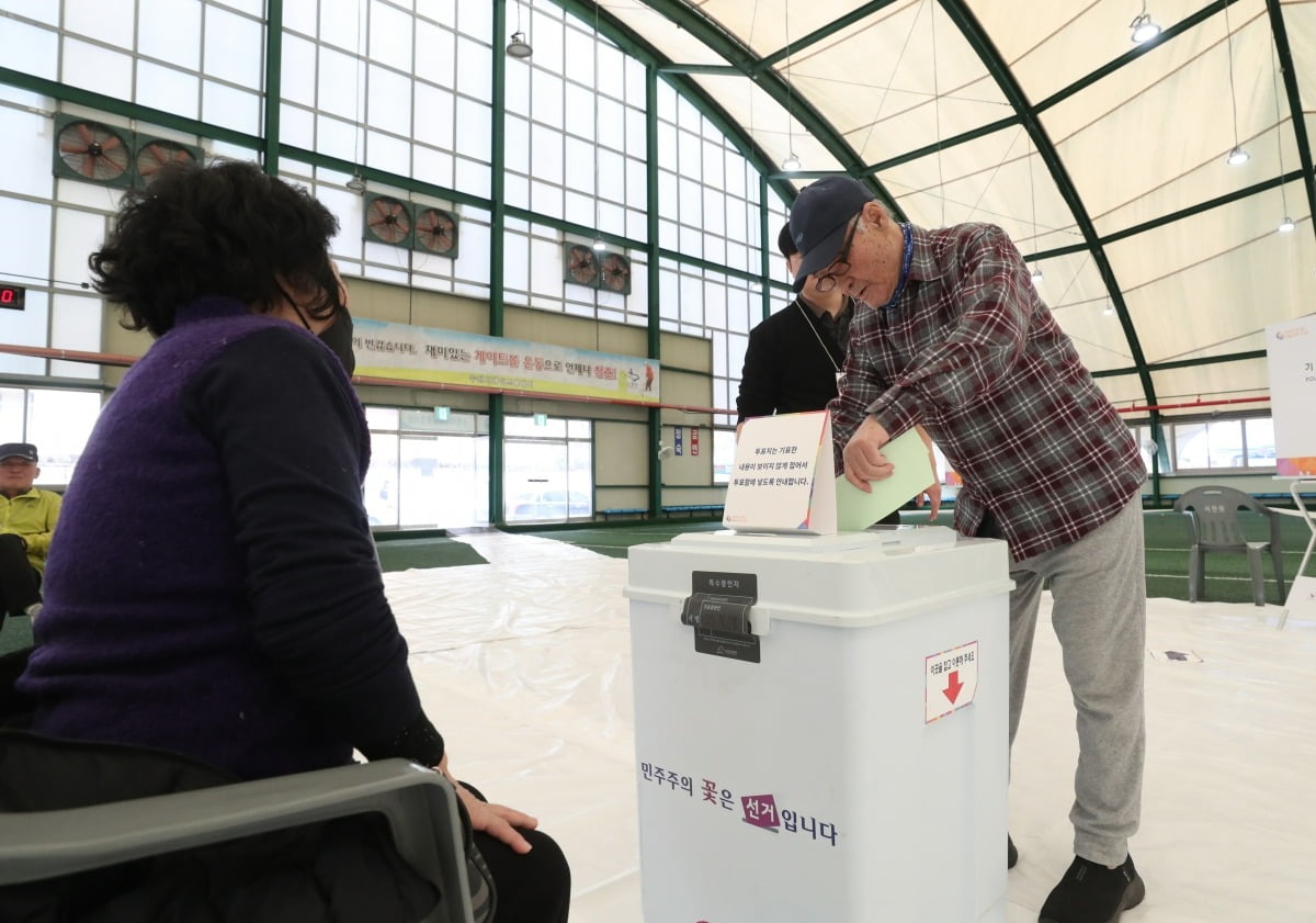  제22대 국회의원 선거일인 10일 오후 경기 수원시 권선구 여기산게이트볼장에 마련된 투표소에서 유권자들이 투표를 하고 있다. 뉴스1