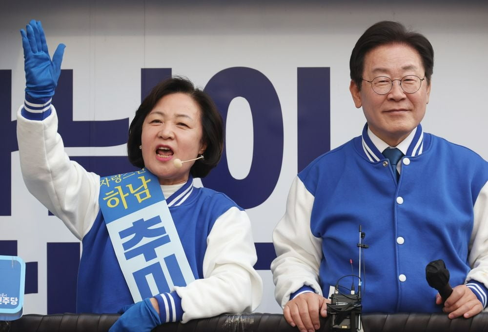 더불어민주당 이재명 대표가 7일 하남시 위례스타필드시티 앞에서 추미애 후보 지원 유세를 하고 있다. 연합뉴스