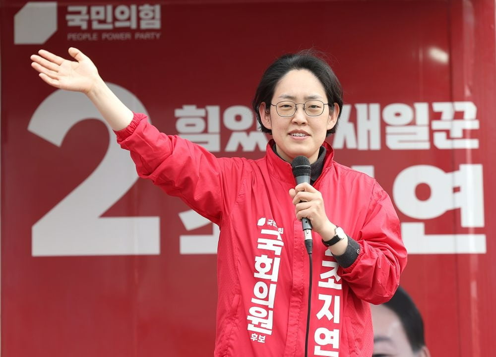 제22대 국회의원선거 경북 경산시 국민의힘 조지연 당선인이 11일 경북 경산시 하양읍 일대에서 시민들에게 당선 인사를 하고 있다.  /연합뉴스