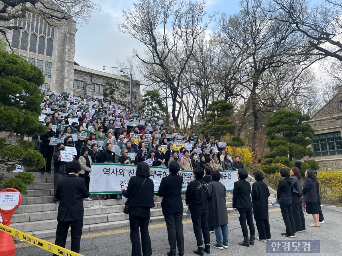 지난 4일 500여명의 이화인이 이대 대강당에 모여 김 후보의 사퇴 촉구 및 진실된 사과를 요구하는 집회를 열었다. /사진=김세린 기자